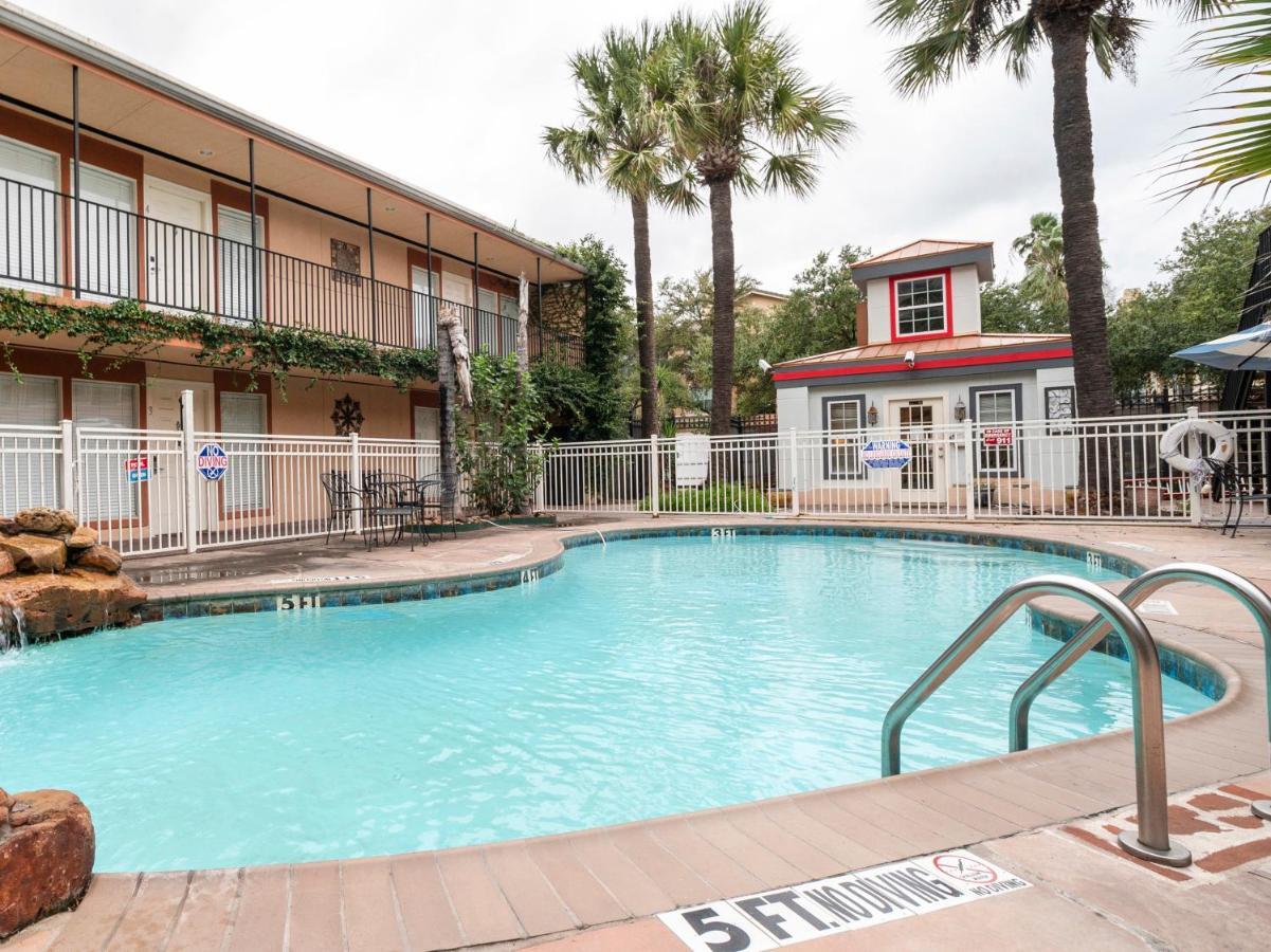Oyo Hotel & Apartments Houston Galleria Extérieur photo