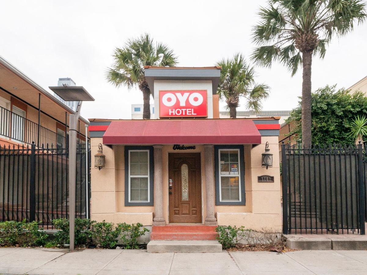 Oyo Hotel & Apartments Houston Galleria Extérieur photo